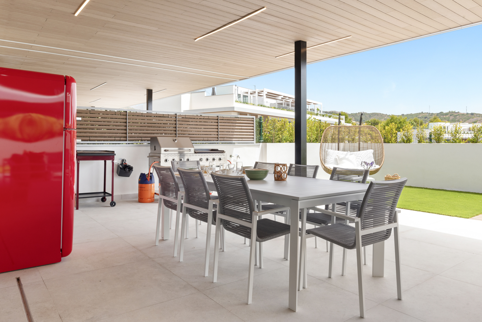 Outdoor dining table and barbecue at a Santa Clara apartment, Marbella