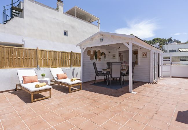 Appartement in Benalmádena - Privédakterras met Bar & Zwembad dicht bij Torrequebrada Strand